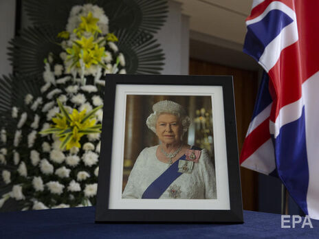 Мировые лидеры возмущены необходимостью приехать на похороны королевы Елизаветы на автобусах. Некоторые хотят исключений – СМИ