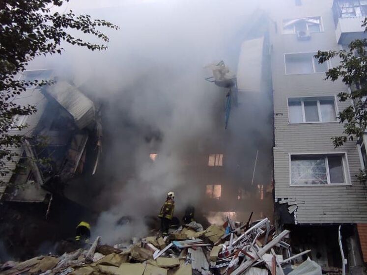 Донецкая полиция показала разрушенную в Бахмуте многоэтажку. Подробности удара
