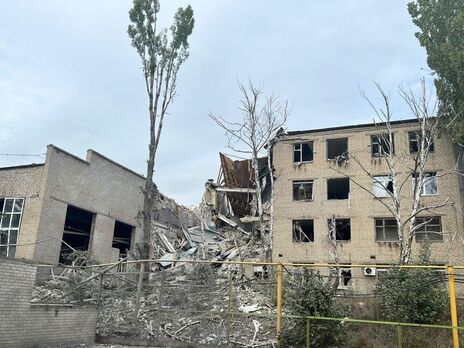 Оккупанты за сутки разрушили в Донецкой области более 30 домов, две школы и детсад