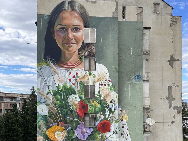 В Тбилиси украинский художник нарисовал мурал в поддержку Украины
