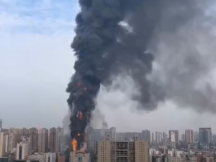 У Китаї спалахнув 42-поверховий хмарочос. Відео