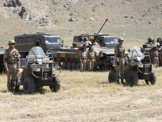 Таджикистан и Кыргызстан остановили боевые действия на границе после того, как президенты стран договорились об отводе сил