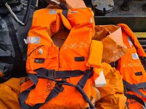 В Черном море нашли дырявый спасательный плот с вещами экипажа утонувшего крейсера 