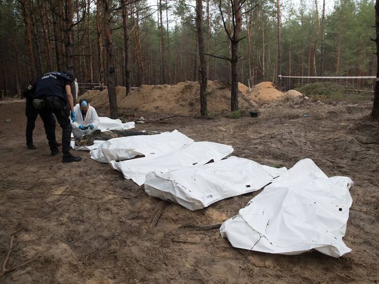 В освобожденном Изюме нашли массовое захоронение украинских военных: 17 тел, часть из них – с явными следами пыток, сообщил Зеленский