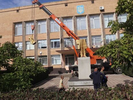 В Арцизе Одесской области убрали памятник Карлу Марксу, он стоял перед горсоветом