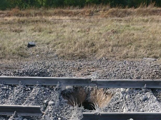 В Мелитополе партизаны взорвали железнодорожное полотно, по которому оккупанты везли оружие из Крыма – СМИ