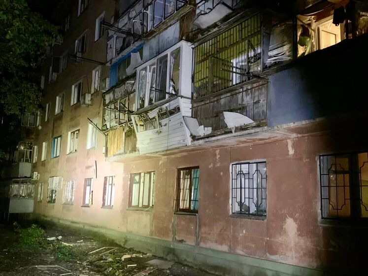 Оккупанты ночью обстреляли Никополь, трое раненых, повреждены десятки домов