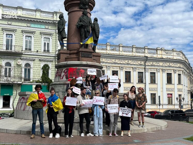 "Екатерина = Путин". В Одессе состоялся протест возле памятника Екатерине II