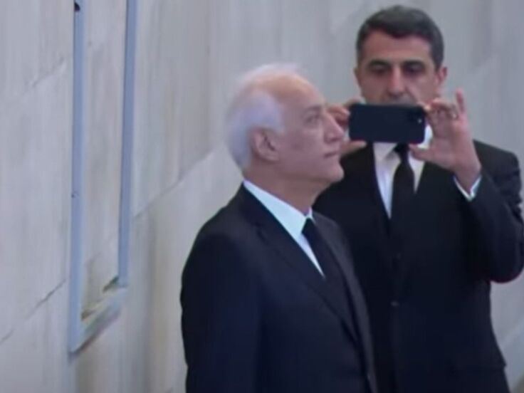 The president of Armenia secretly photographed near Elizabeth II’s coffin, breaking the rules.  video