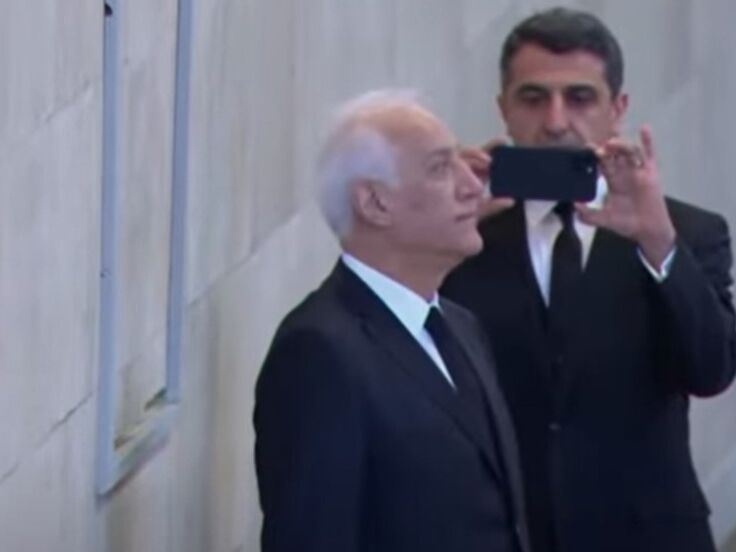 Президент Армении украдкой сфотографировался возле гроба Елизаветы II, нарушив правила. Видео