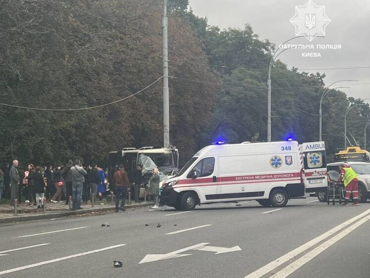 В Киеве на Воздухофлотском проспекте маршрутка врезалась в столб, есть пострадавшие – полиция