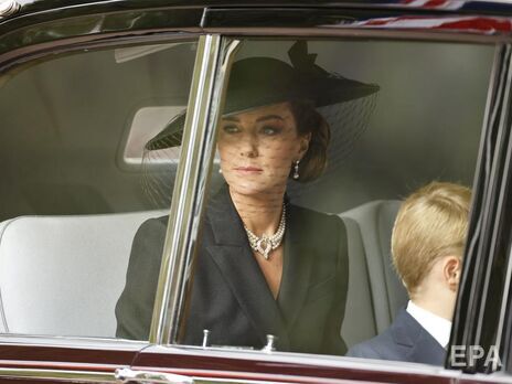Жена принца Уильяма прибыла на похороны Елизаветы II с девятилетним принцем Джорджем и семилетней принцессой Шарлоттой. Видео