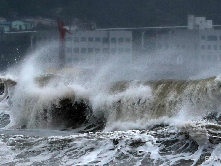 На юго-запад Японии обрушился тайфун "Нанмадол". Есть погибшие и раненые