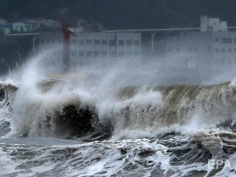 На південному заході Японії вирує тайфун 