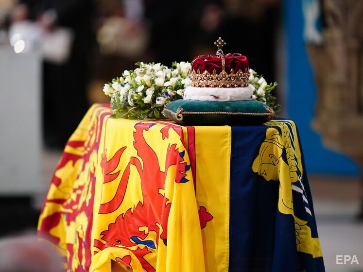В надгробный венок Елизаветы II вплетены цветы, выращенные из тех, которые были в ее свадебном букете. Фото