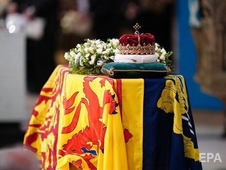 У надгробний вінок Єлизавети II вплетено квіти, вирощені з тих, що були у її весільному букеті. Фото