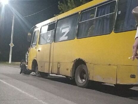 В оккупированном Алчевске женщина легла под Z-автобус с мобилизованными. Видео