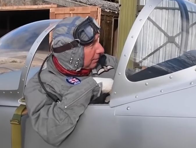 Британец собрал в гараже рабочую модель истребителя времен Второй мировой войны. Видео