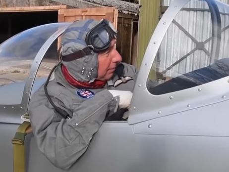 Британец собрал в гараже рабочую модель истребителя времен Второй мировой войны. Видео