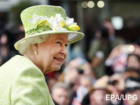 Елизавета II не пригласила Маркл на празднование Рождества