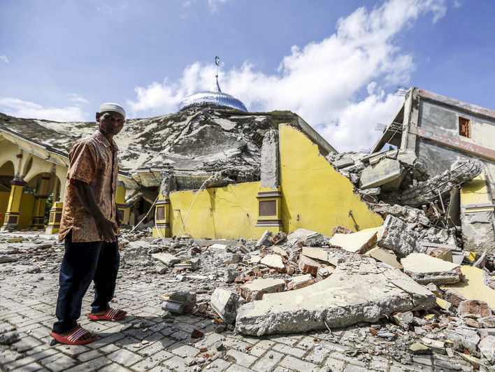 В результате землетрясения в Индонезии 92 человека погибли