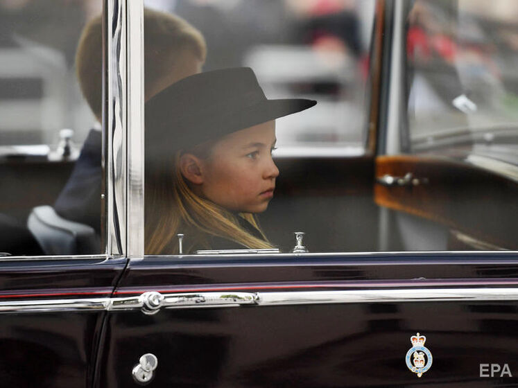 Семилетняя принцесса Шарлотта расплакалась на похоронах Елизаветы II. Видео