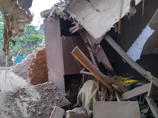 Российские оккупанты ночью нанесли авиаудар по многоэтажке в Бахмуте, спасатели ищут людей под завалами