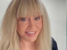 "Может быть, сразу в тюрьму после вуза садиться?" Команда КВН из Питера высмеяла российское правительство, переделав хит Пугачевой. Видео