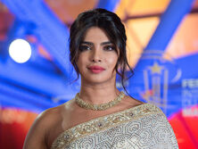 Приянка Чопра снялась с девятимесячной дочерью на подоконнике небоскреба в Нью-Йорке