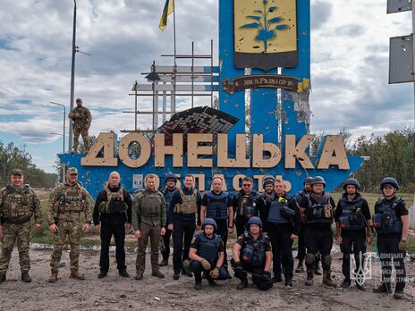 На стеле на админгранице Донецкой и Харьковской областей подняли украинский флаг 