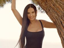 "Удивительная фигура", "Похоже, вы здорово повеселились". 59-летняя Деми Мур восхитила поклонников пляжными фото