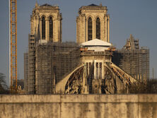 Netflix презентовала трейлер драматического сериала о пожаре в Нотр-Даме. Видео