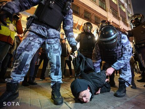 На протестах против мобилизации в РФ задержали более 1300 человек. СМИ пишут, что некоторым вручают повестки