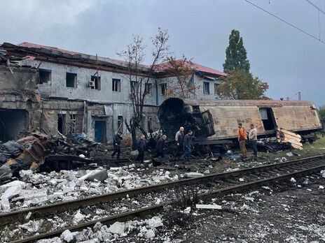 Російські окупанти знищили вагони з тілами своїх військовослужбовців, ударивши по вокзалу в Харкові