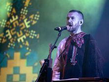 Соліст Kalush Orchestra розповів історію будівлі, зруйнованої російськими окупантами в Ірпені. Відео