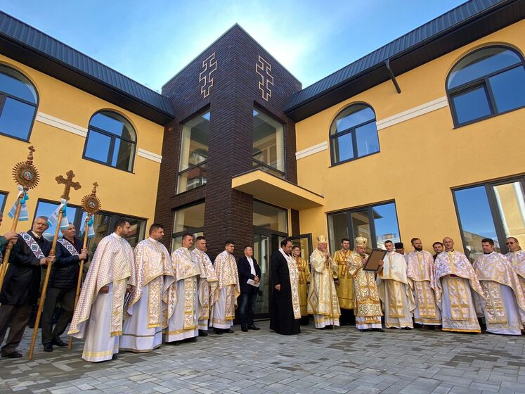 У Чернівцях відкрили християнську школу, побудовану коштом родини Яценюка на згадку про його батька