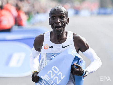 37-летний спортсмен из Кении установил мировой рекорд на марафонской дистанции