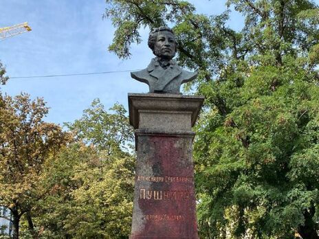У Харкові пам'ятник Пушкіну облили 