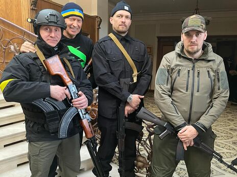 После нападения РФ в 2022 году Усик (второй справа) вступил в территориальную оборону