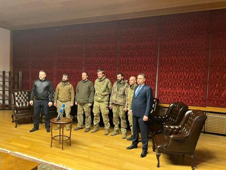 Омбудсмен рассказал об условиях, в которых находятся в Турции командиры – защитники Мариуполя
