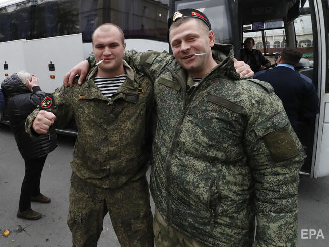 Мобилизованным в РФ выдают ржавое оружие, советуют использовать тампоны при ранении и отправляют на фронт без подготовки. Видео