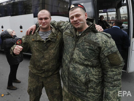 Мобилизованным в РФ выдают ржавое оружие, советуют использовать тампоны при ранении и отправляют на фронт без подготовки. Видео