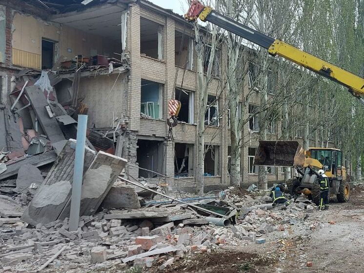 Під завалами школи в Миколаївці Донецької області знайшли загиблу жінку