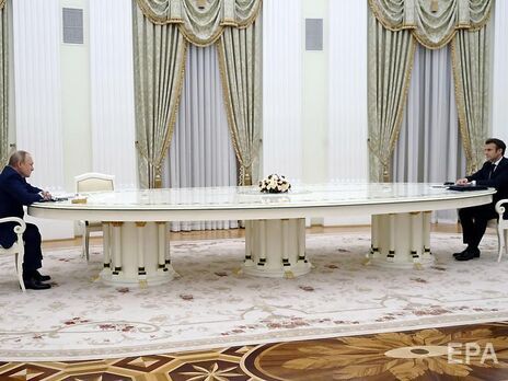 Довгий стіл відділяв Путіна (на фото зліва), зокрема від Макрона
