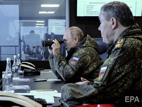 Путин сам принимает оперативные и тактические решения о ходе войны в Украине и отдает приказы непосредственно генералам на местах, сообщали западные СМИ
