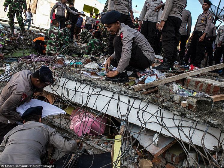 Число жертв землетрясения в Индонезии возросло до 102 человек