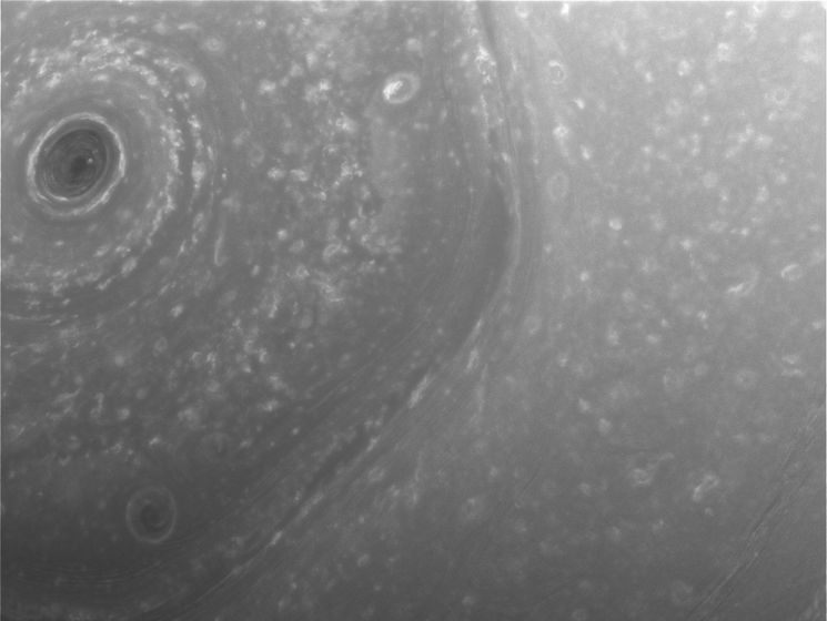 Зонд Cassini сфотографировал шестиугольную бурю на Сатурне