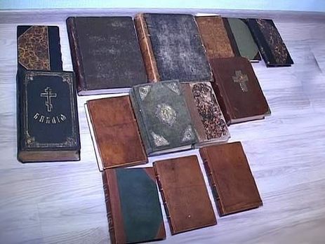 В Киеве полиция нашла квартиру с иконами, картинами и оружием, которые принадлежали Азарову