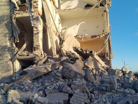 Армия РФ обстреляла общежитие в Часовом Яру. Один человек остается под завалами