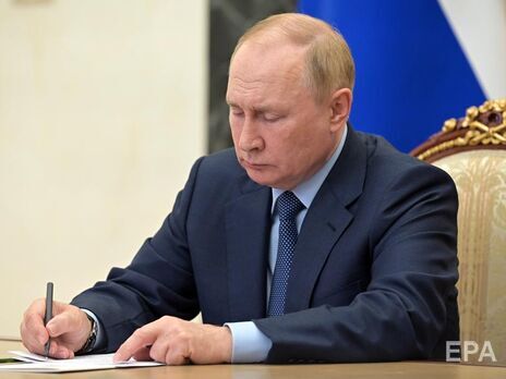 В сети предполагают, что Путин макал шариковую ручку в подставку, как в чернильницу